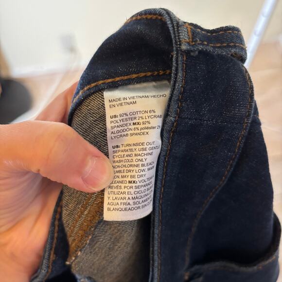 Chico's EUC Women's So Slimming Girlfriend Kick Flare Frayed Hem Jeans Size 6 - Picture 8 of 10